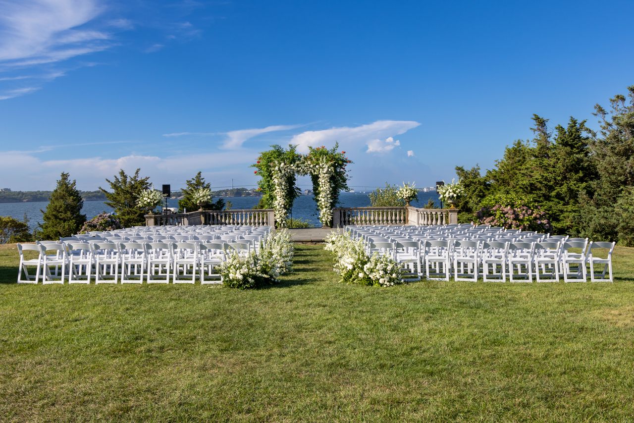 Framed in Romance: How to Decorate a Wedding Arch with Fabric?